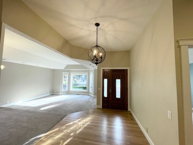 Foto del edificio - **UP TO $2,000 OFF FIRST FULL MONTH'S RENT...