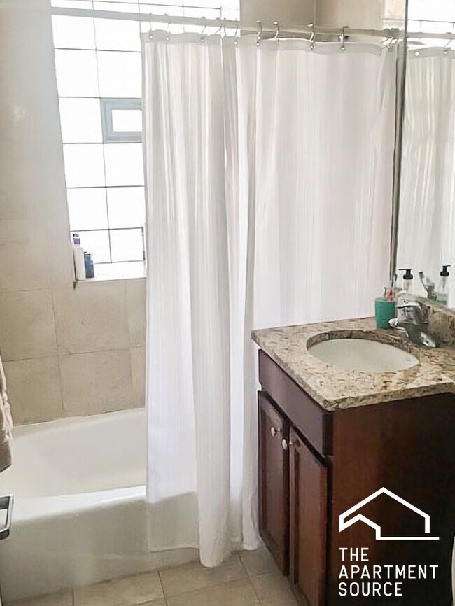 Building Photo - 4865 N Hermitage Ave