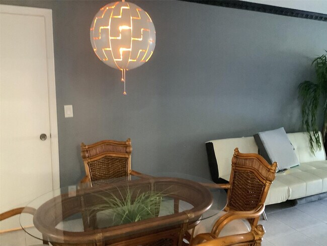 Foto del edificio - 6345 Bay Club Dr