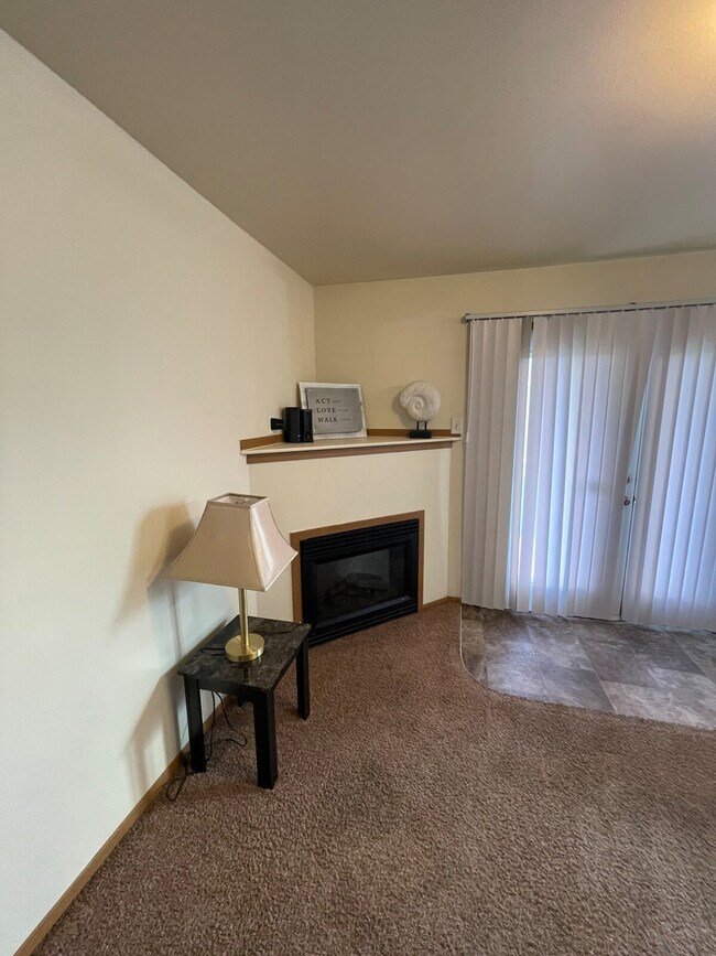 Foto del edificio - 6405N Chapel Hill Blvd