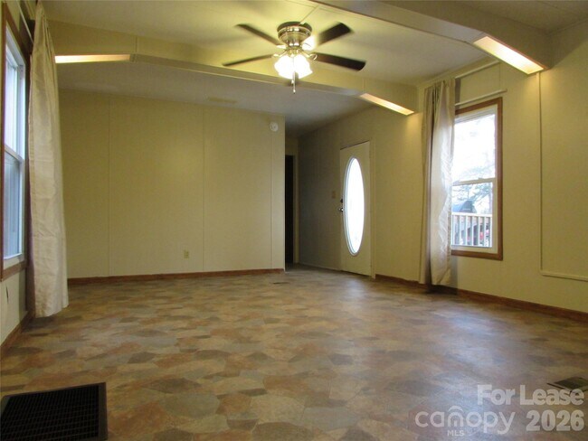 Building Photo - 124 Cove View Dr