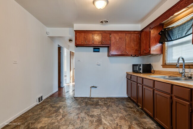 Foto del edificio - 2130 W 71st Pl