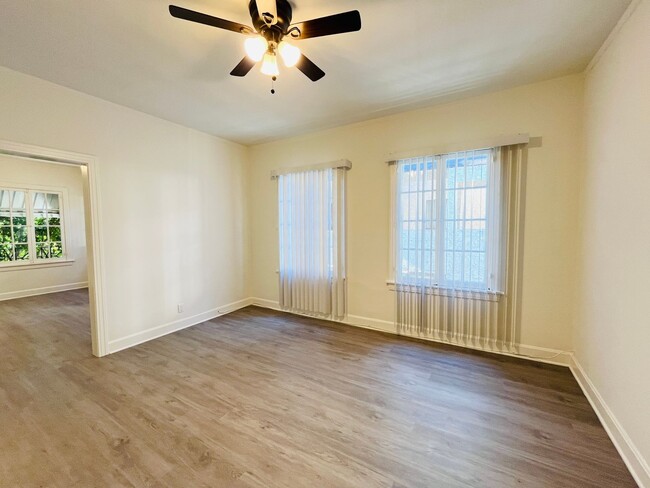 Building Photo - Fresh & Fabulous Upper Level Glendale One ...