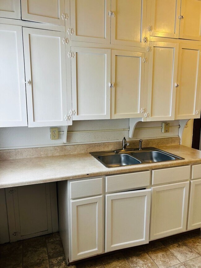 Foto del edificio - Downtown Charm with Character to Spare – Available Early July!