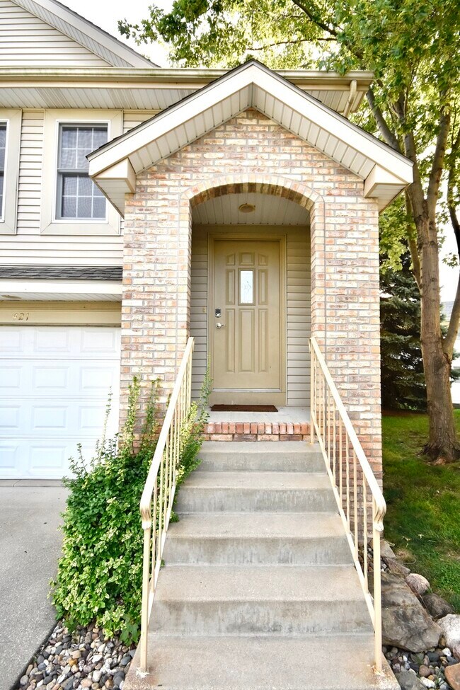 Building Photo - 421 Park Creek Ct