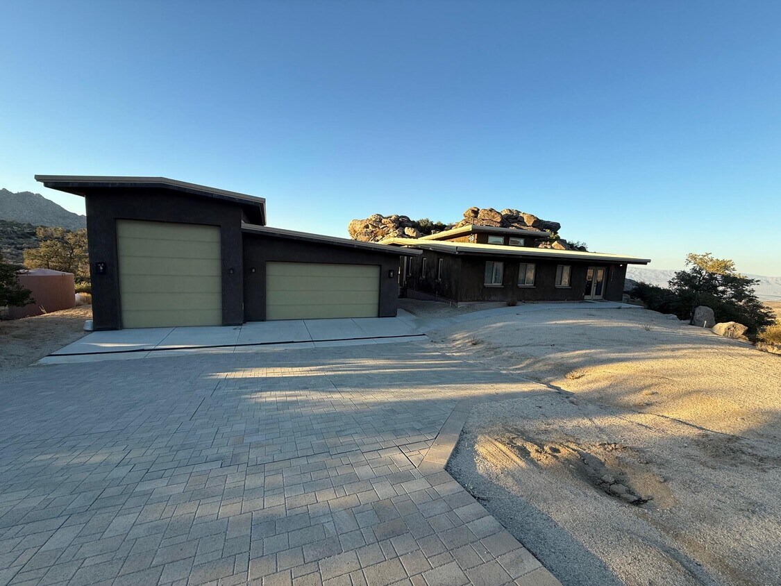 Primary Photo - 60913 Manzanita Rd