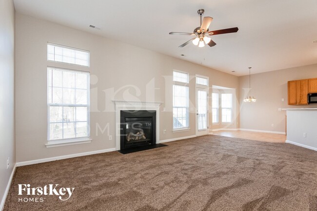 Foto del edificio - 2560 McGinnes Pl NW