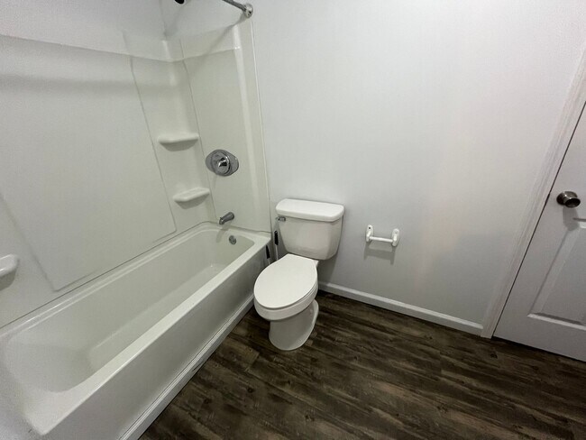 Building Photo - All utilities included One Bedroom Apartme...