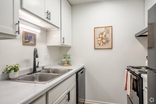 2BR, 1BA - 840SF - Kitchen - ReNew at the Greens
