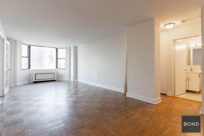 Building Photo - 400 E 71st St
