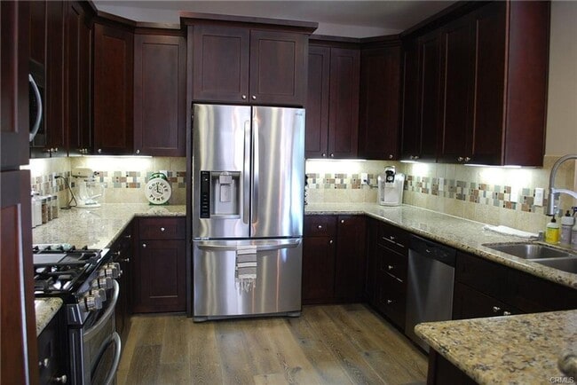 Building Photo - Beautiful home in very desirable neighborhood
