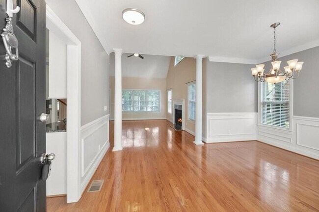 Building Photo - AVAILABLE NOW: 4 Bed 3.5 Bath in Coosaw Cr...