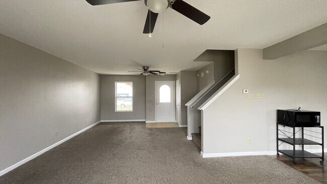 Foto del edificio - LARGE HOUSE....4 Bedroom 2.5 Bath