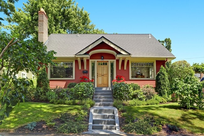 Building Photo - Updated 1926 4-bdrm/3-bath Sellwood bungal...