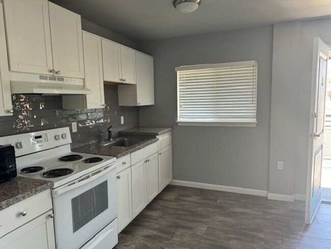 Foto del edificio -  One Bedroom Upstairs Apartment Close to Renown & VA Hospital