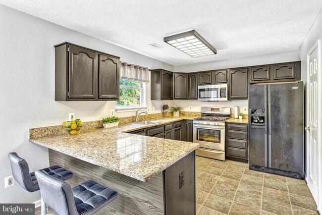 Building Photo - 1002 Kings Crest Dr