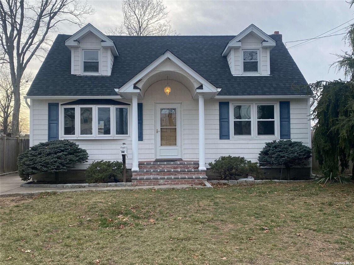 321 N Fulton Ave, Lindenhurst, NY 11757 House Rental in Lindenhurst