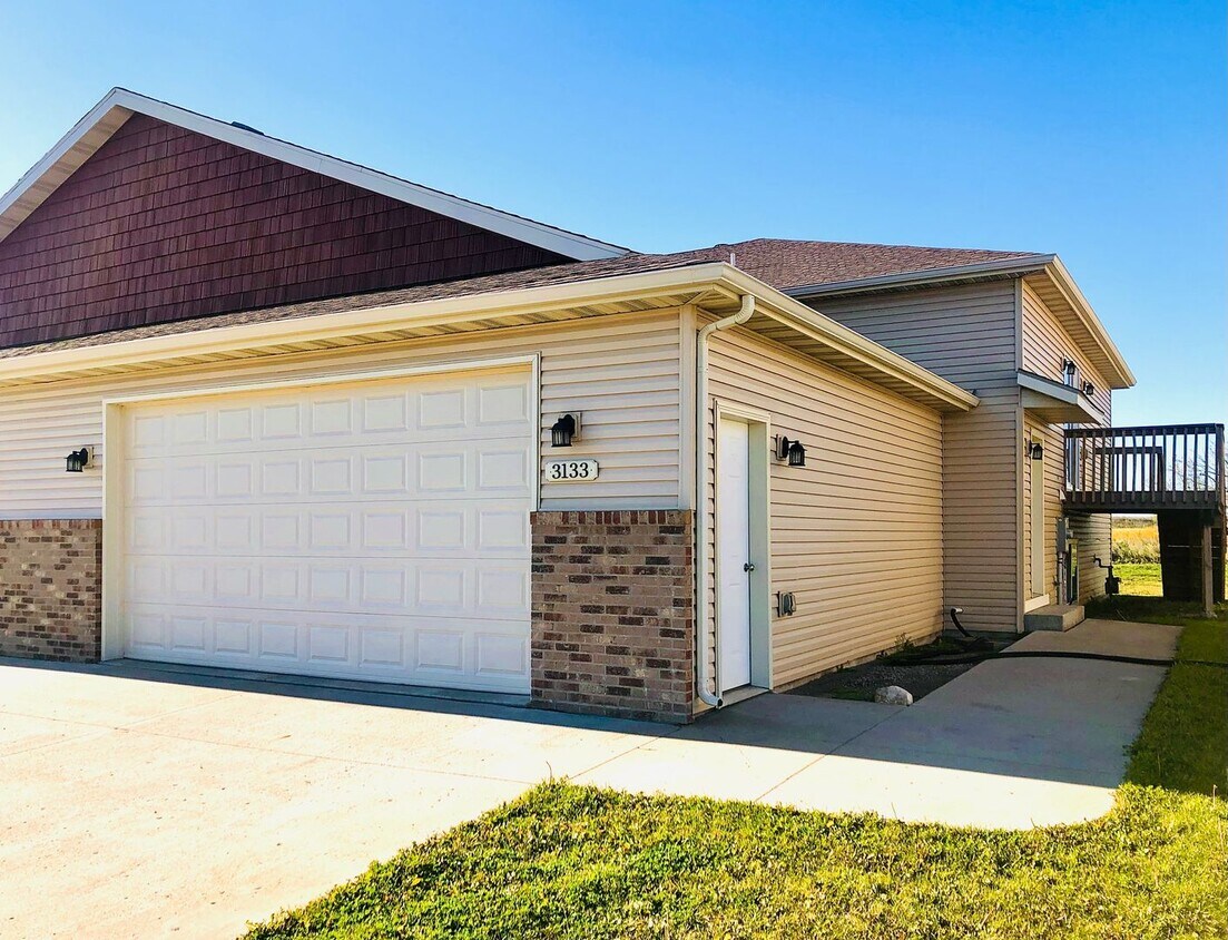 Foto principal - 4 Bedroom Townhome!