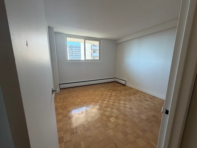 Photo du bâtiment - 125 Somerset St W