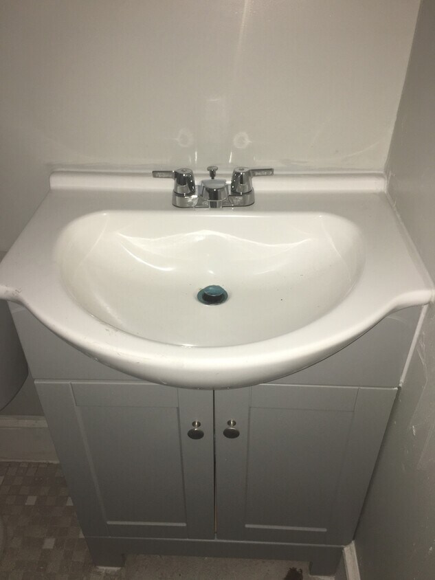 Upstairs Bathroom - 2711 Bertrand Rd