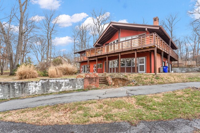 Foto del edificio - Mid-Century Lodge Home in Frederick with 6...