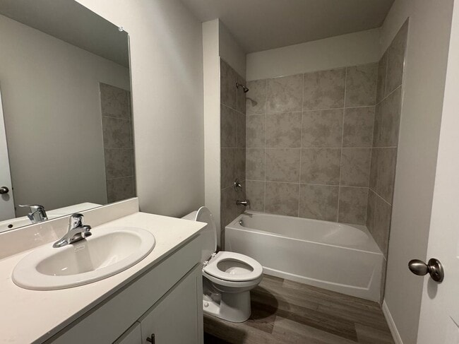 Building Photo - 726 Oakridge Ave S