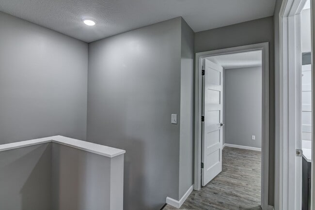 Building Photo - 4 bed, 2 bath