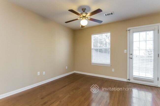 Foto del edificio - 121 Hidden Creek Dr