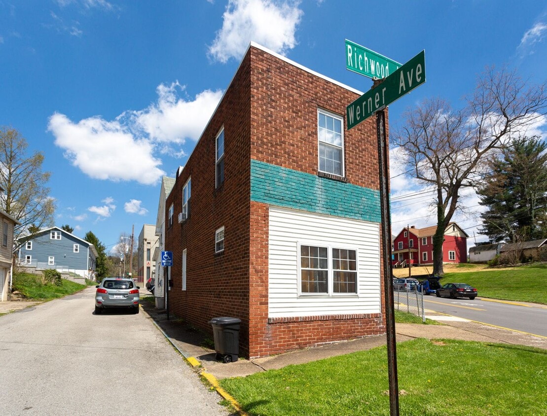 Primary Photo - Woodburn. 2 Bedroom, 1 Bathroom Apartment ...