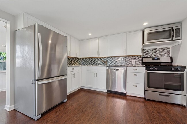 Foto del edificio - Recently Renovated 2 Bed 1 Bath Twin in We...