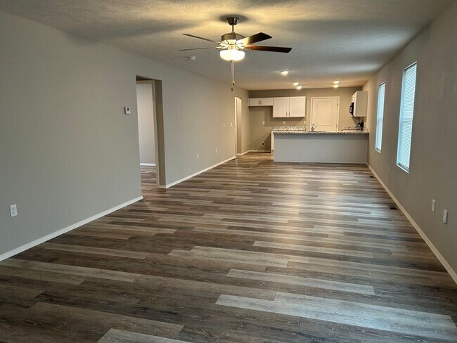 Foto del edificio - 3 bedroom home with fenced in back yard!