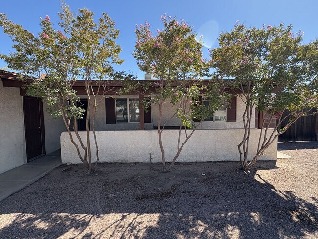 Building Photo - Move in ready privacy with pool near Ina &...