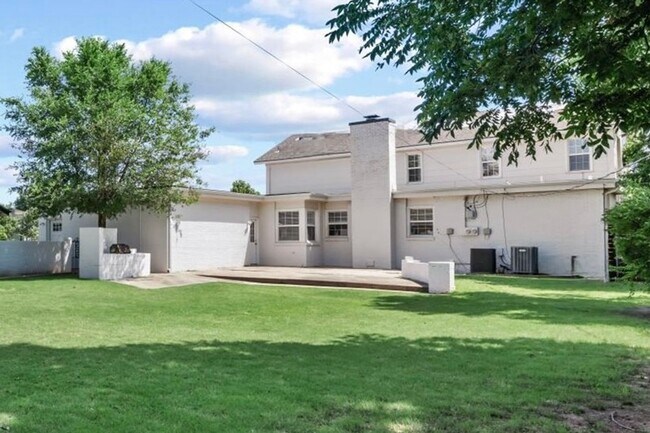 Foto del edificio - A modern revival of classic architecture, this Nichols Hills residence has been meticulously rebu...