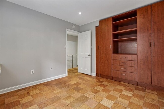 Building Photo - Spacious 2BR/2.5BA Townhouse-Style Condo in Gated Mount Pleasant Community