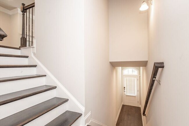 Building Photo - 3 story townhome in a great location in Chamblee
