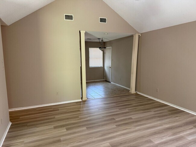 Building Photo - 127 Rolling Oaks Dr