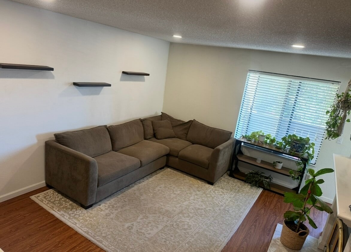 Living room - 173 Park Place Dr