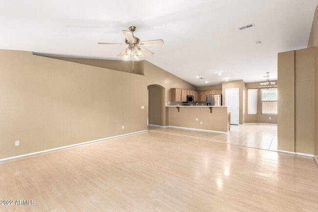 Foto del edificio - 10633 W Windsor Ave