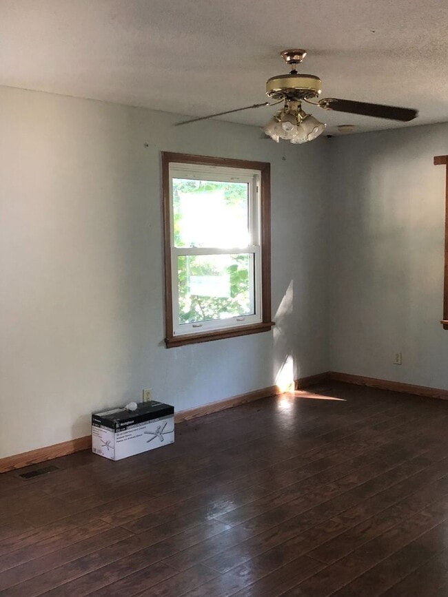 Building Photo - $795 - 2 bed 1 bath - Single Family Home