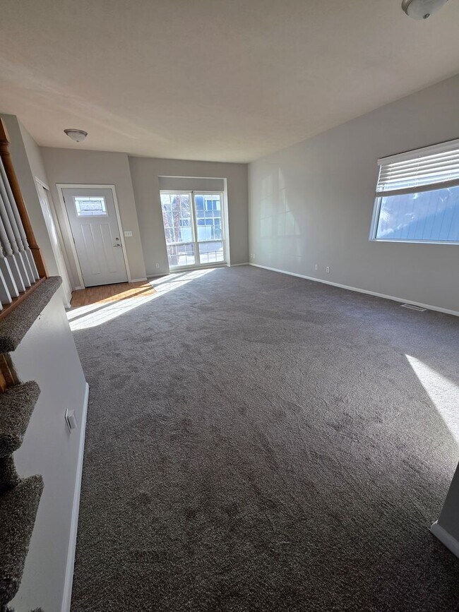 Foto del edificio - Primary Bedroom of Your Dreams! 3 bedroom/3 bathroom/3 car garage