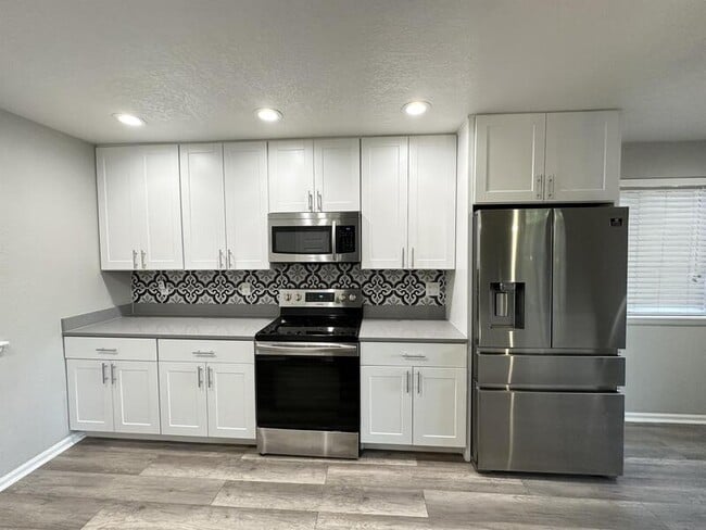 Foto del edificio - 560 W 114th Pl