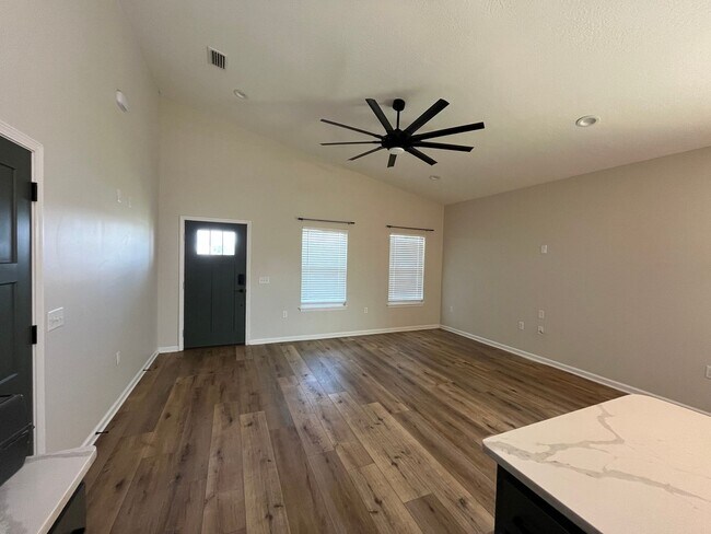 Foto del edificio - 3 bed 2 bath house
