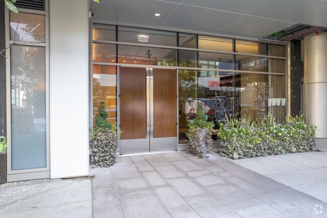 Entrance - 4 E Elm St