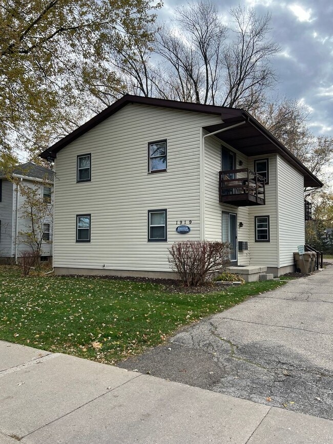 Building Photo - 1919 Sheridan St