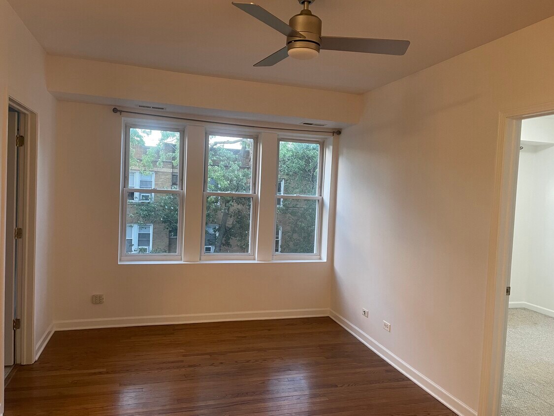 Living Room - 4425 N Lawndale Ave