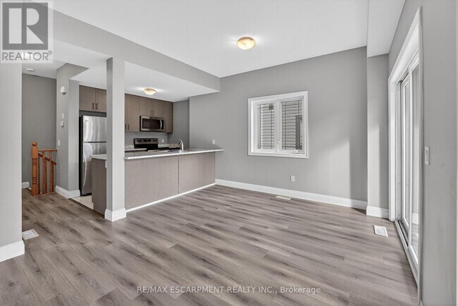 Photo du bâtiment - 77 Diana Ave