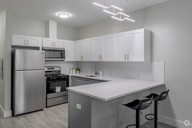 Interior Photo - 124-130 Ellis Ave