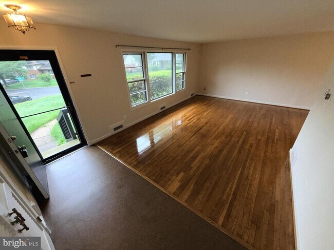 Foto del edificio - 9412 Holland Ct