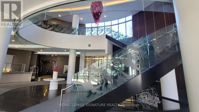 Photo du bâtiment - 5168 Yonge St