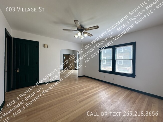 Building Photo - Large 2 bedroom apartment downtown Kalamazoo!